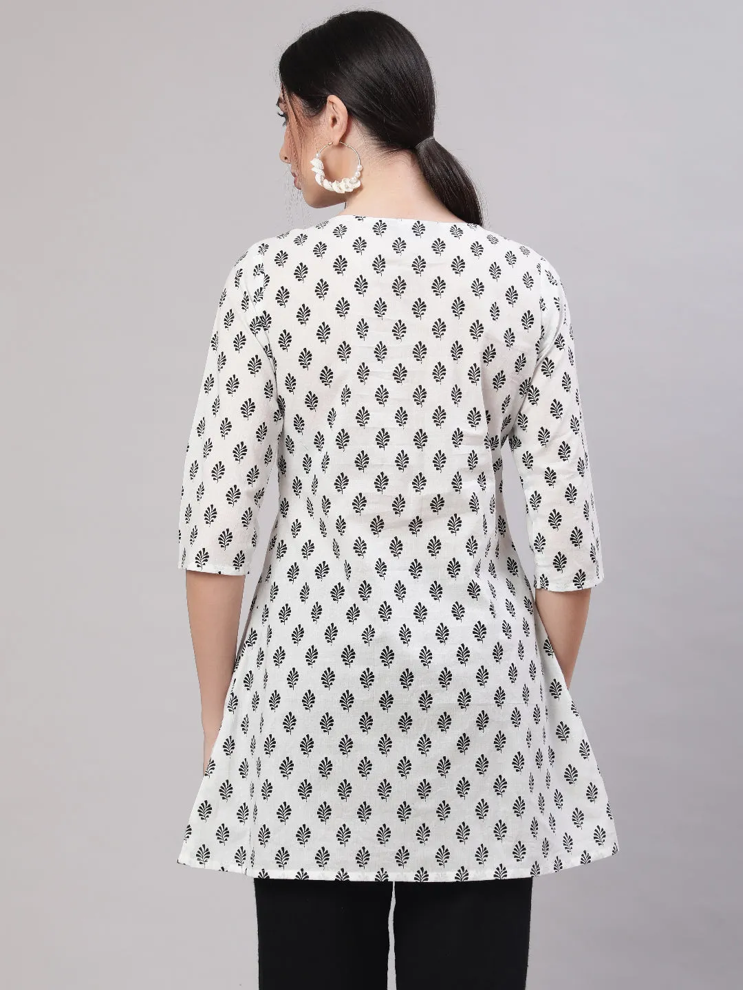 Women White Printed Straight Tunic With Three Quaretr Sleeves