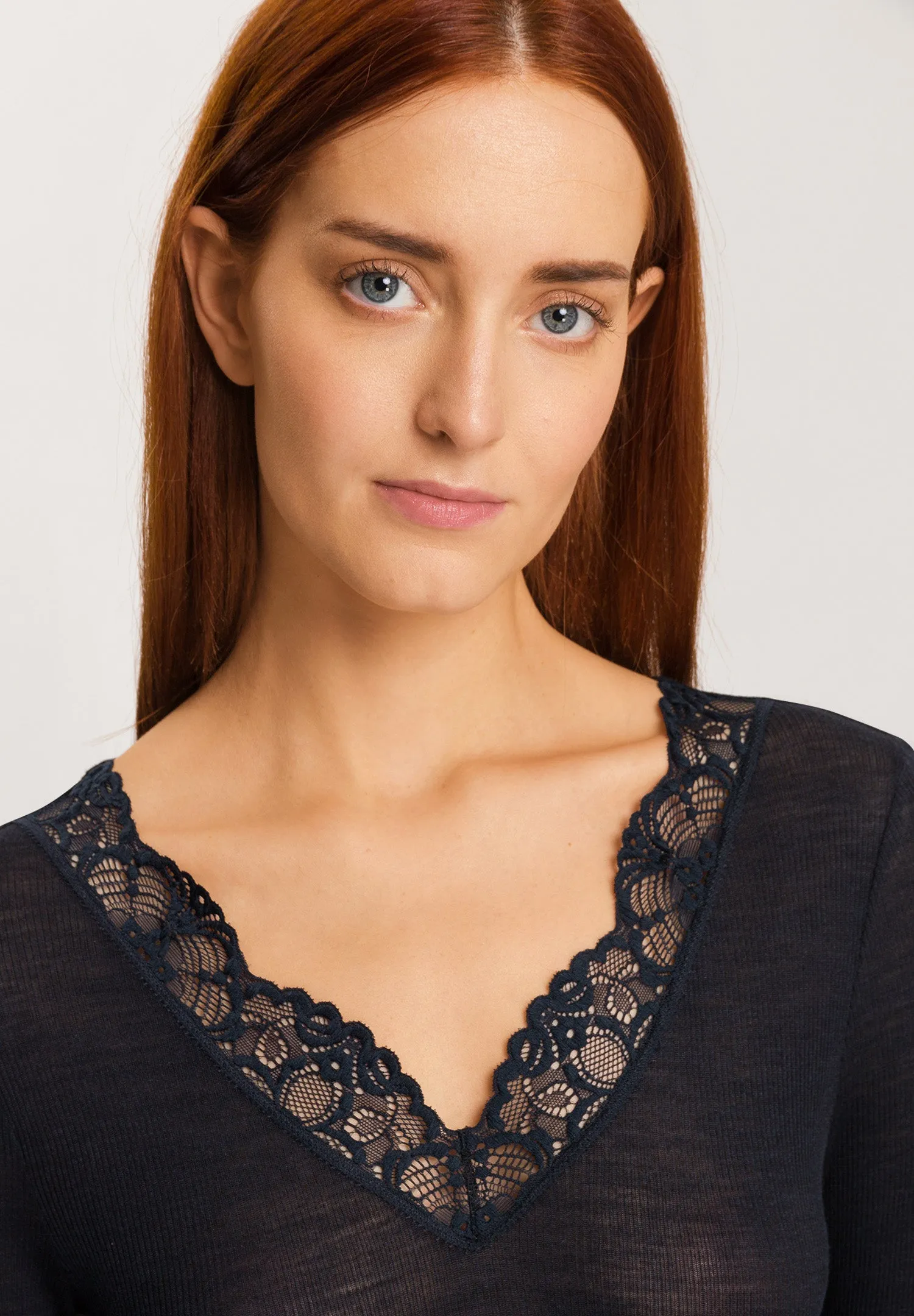 Woolen Lace Fine Ribbed Wool And Silk  V-Neck Top | Black 70914-019